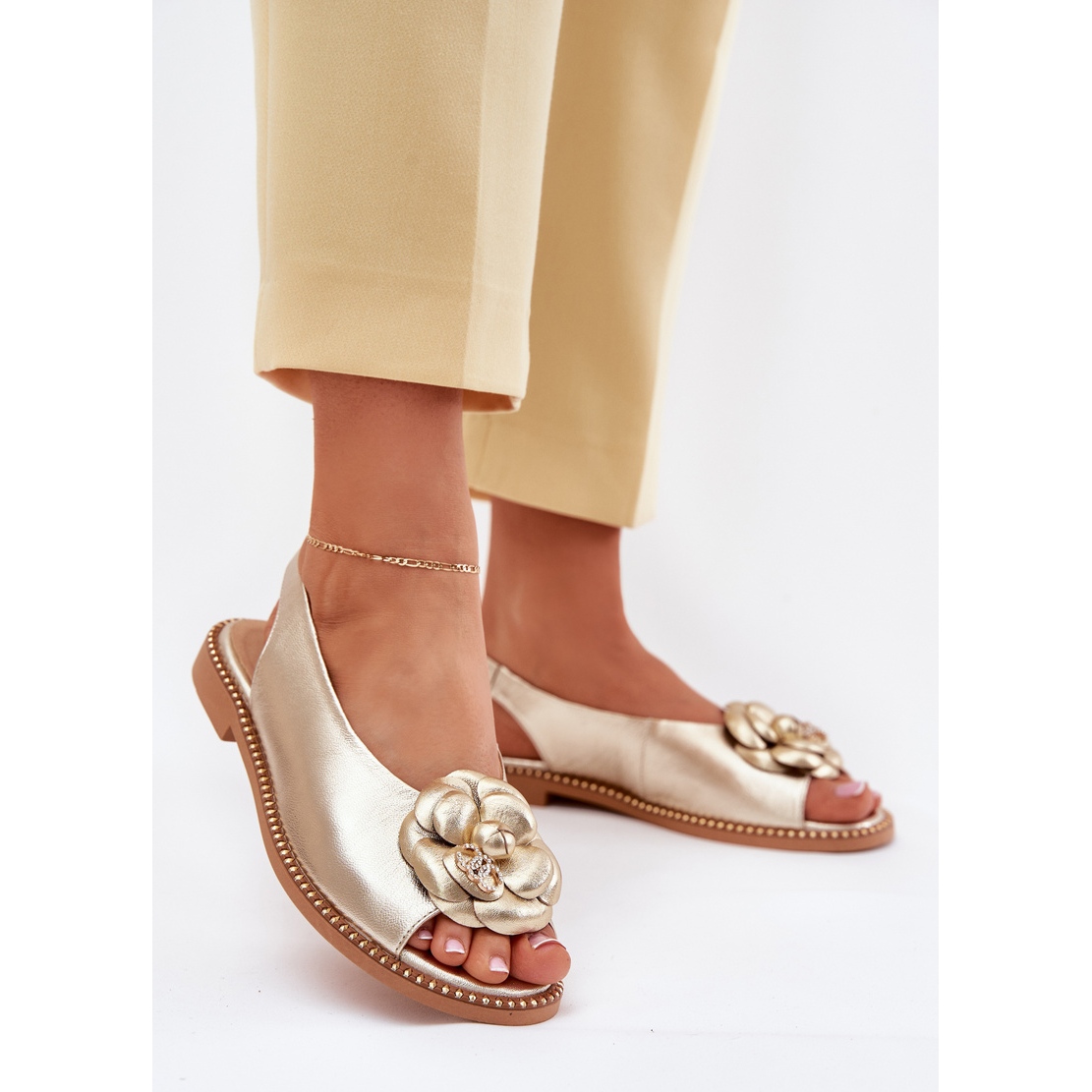 Skórzane Płaskie Sandały Z Ozdobą CheBello 4642 Złote złoty