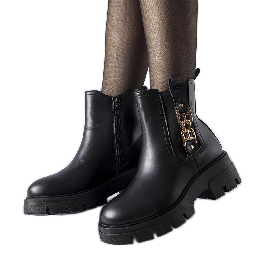 Czarne masywne botki z ozdobną klamerką Nuovo