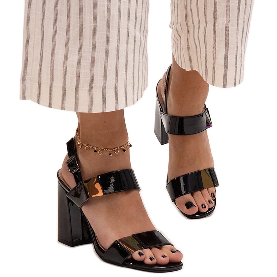 Lakierowane czarne sandały na słupku Shadan