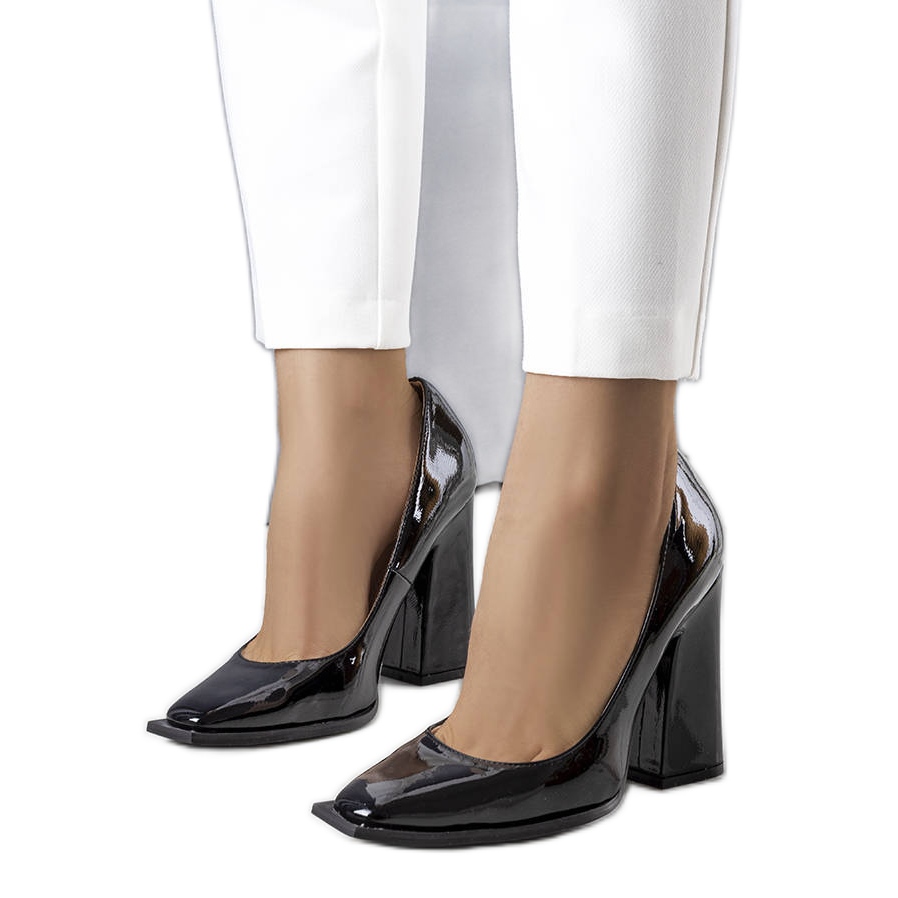 Czarne lakierowane czółenka Patel