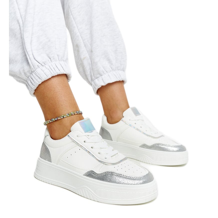 Biało-srebrne sneakersy na grubszej podeszwie Rumai białe