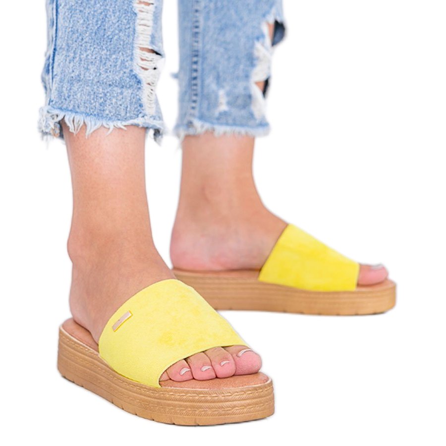 Żółte klapki na platformie Dr. Martin