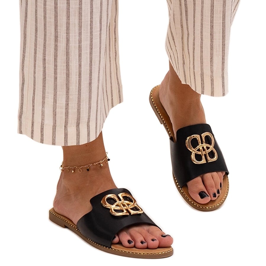 Czarne klapki zdobione klamerką Perkin