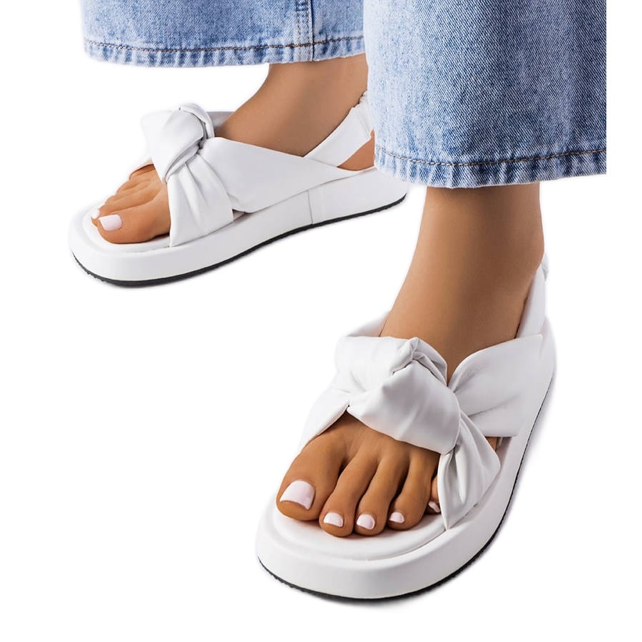 Białe klapki na koturnie Clarice