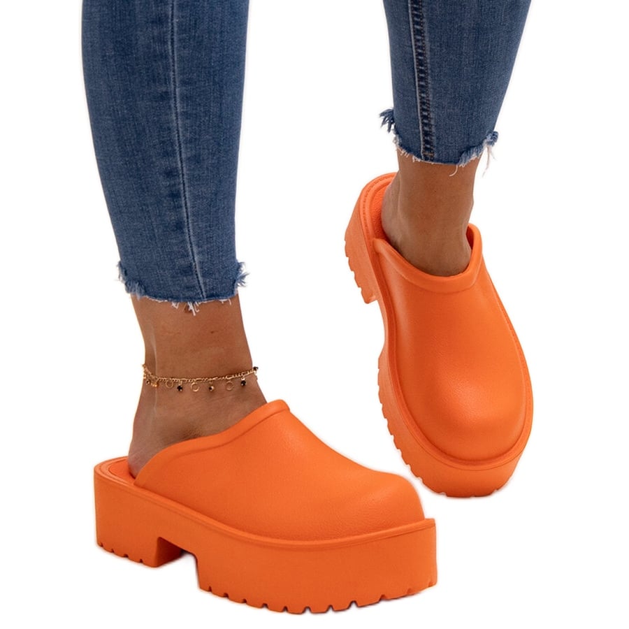 Pomarańczowe klapki na masywnej podeszwie Hussa