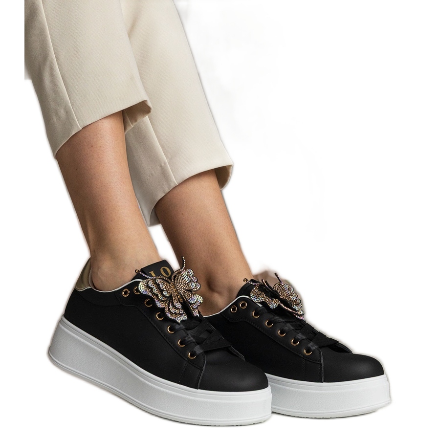 Czarne sneakersy zdobione motylkiem z cyrkoniami