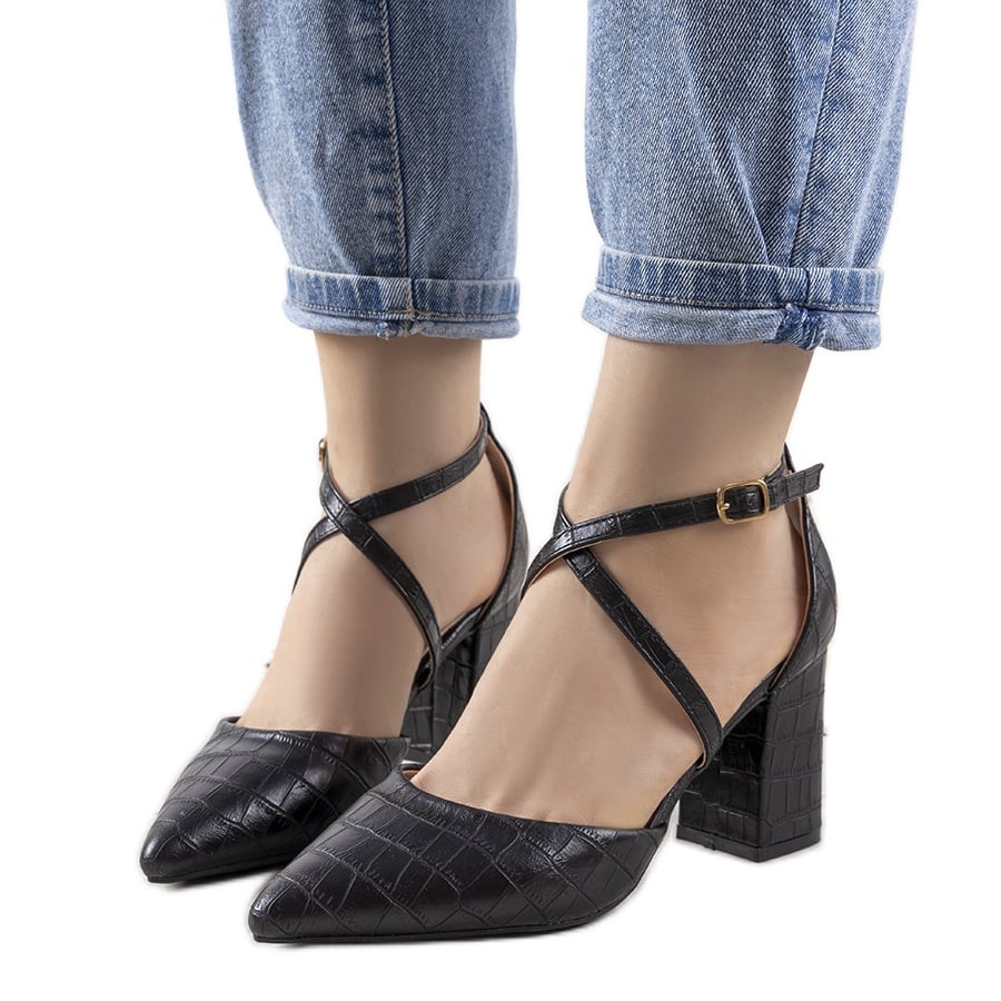 Czarne czółenka na słupku Strutt