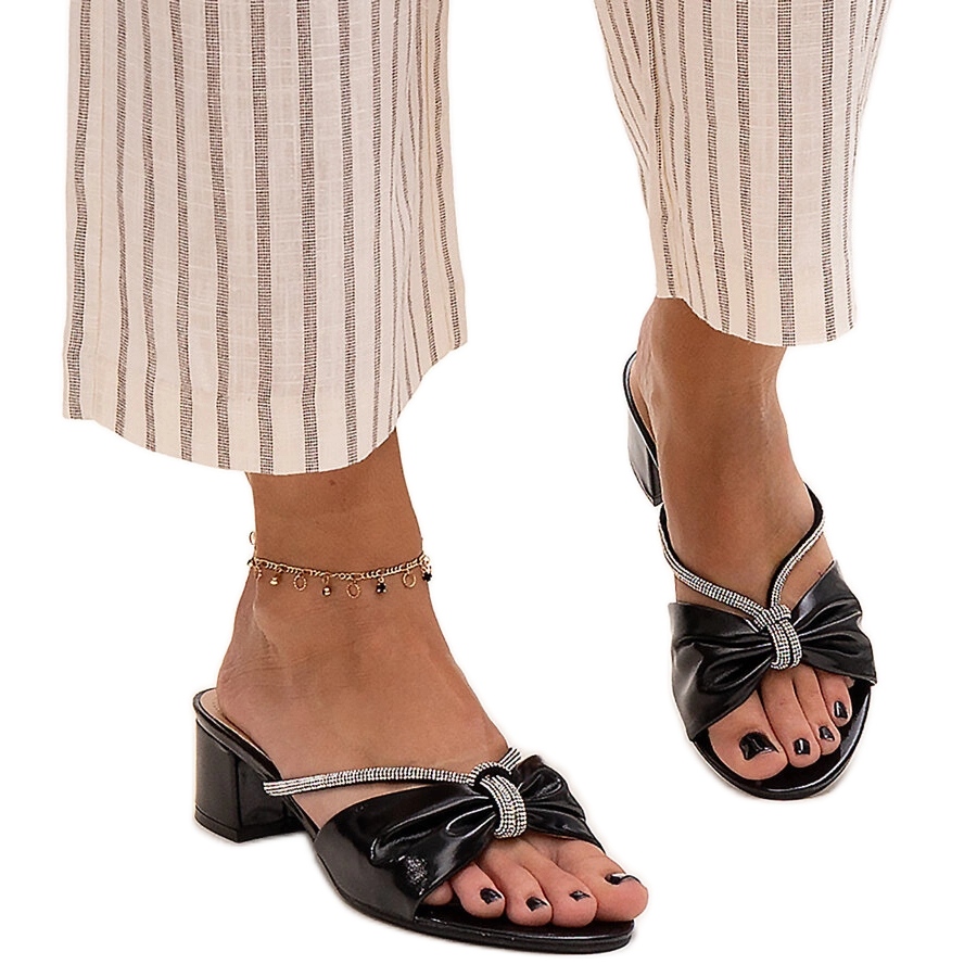 Klapki na słupku zdobione cyrkoniami Anbrani czarne