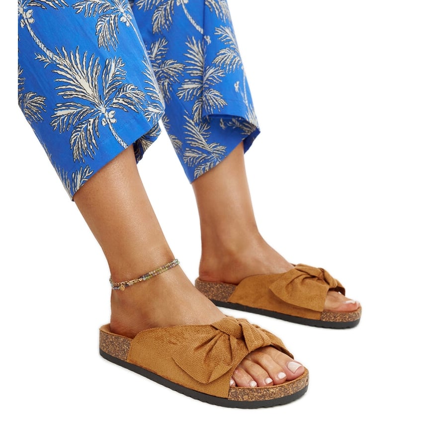 Brązowe klapki na korkowej podeszwie Aamu