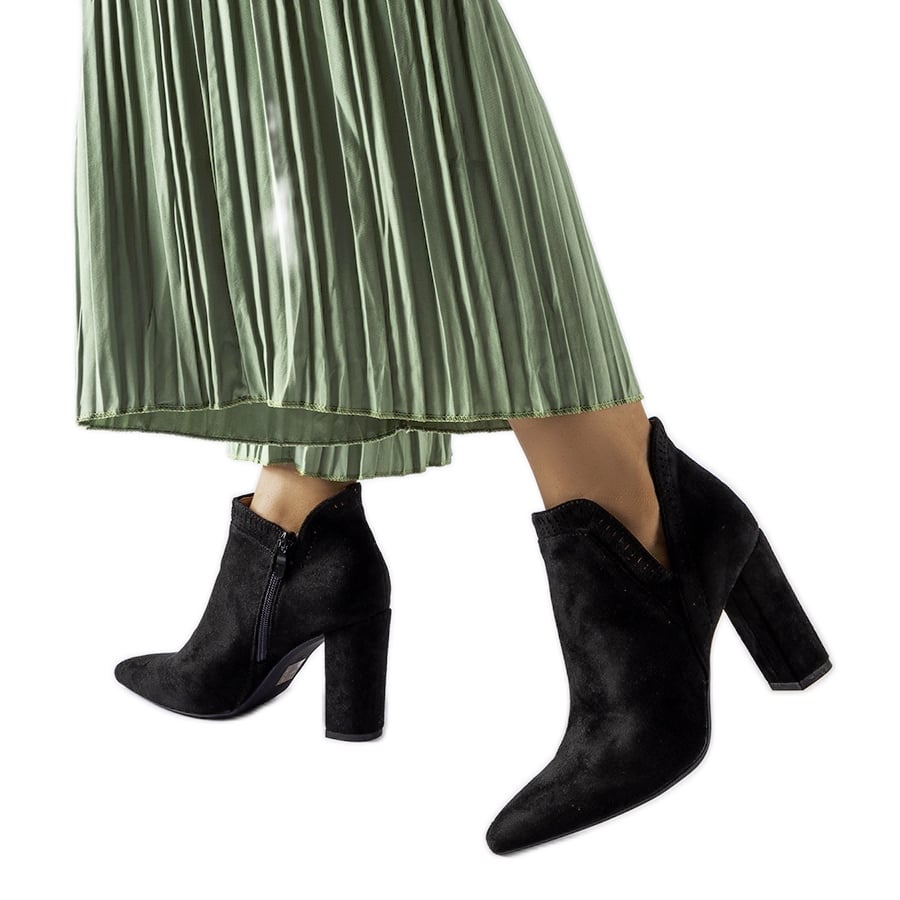 Czarne zamszowe botki Cammoro