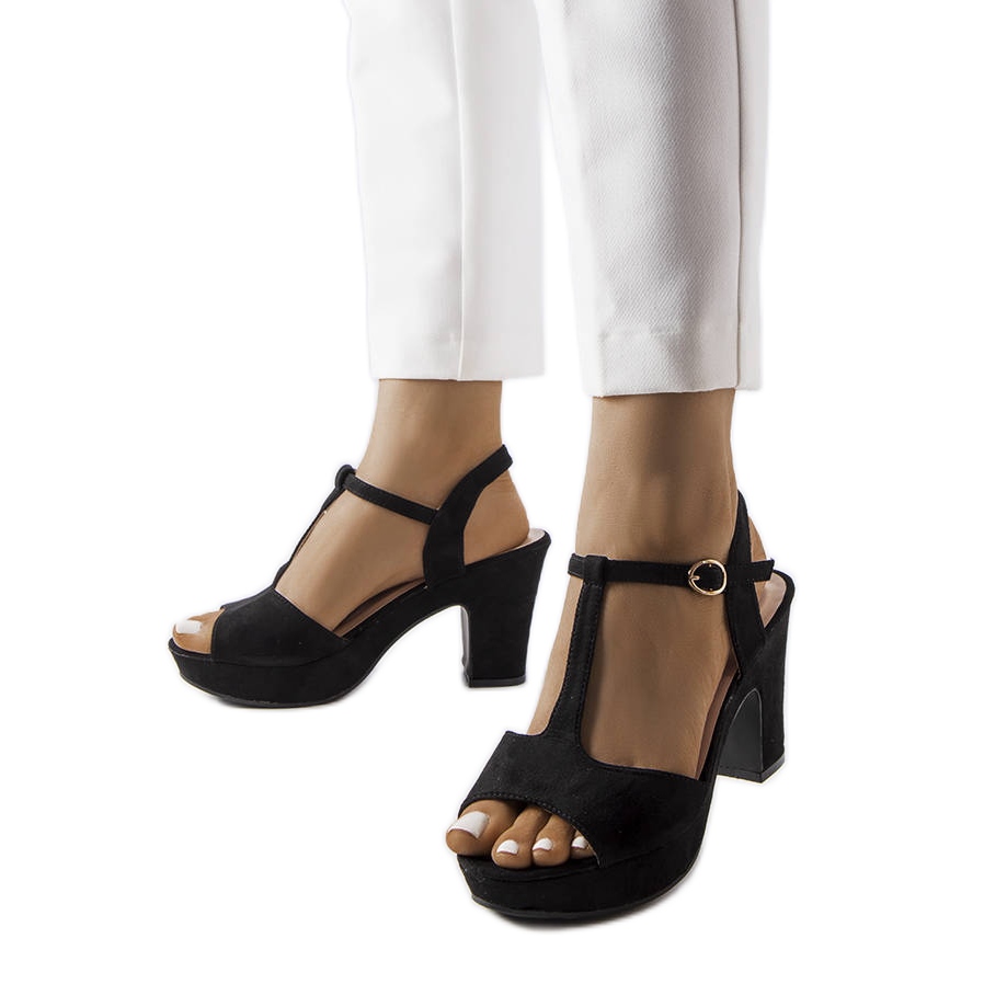 Czarne sandały na słupku Tearlach