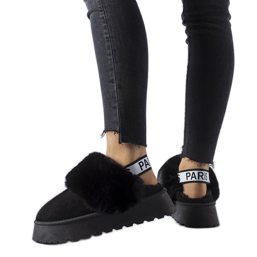 Czarne ocieplane kapcie z gumką i futrem Sangro