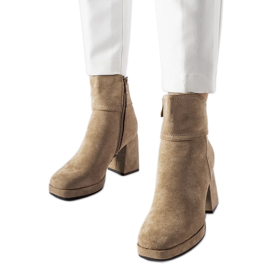 Szare botki na masywnym słupku Itaf beżowy