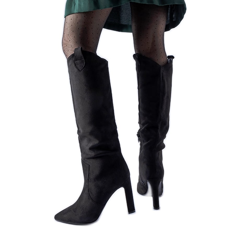 Czarne kozaki typu kowbojki na słupku Draper