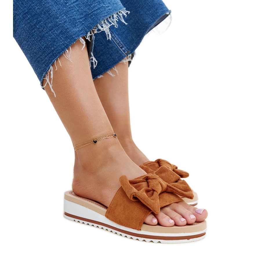 Brązowe klapki na niskiej koturnie Mikhaila