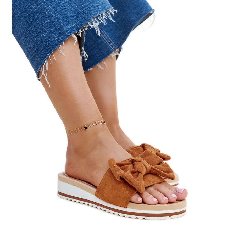 Brązowe klapki na niskiej koturnie Mikhaila