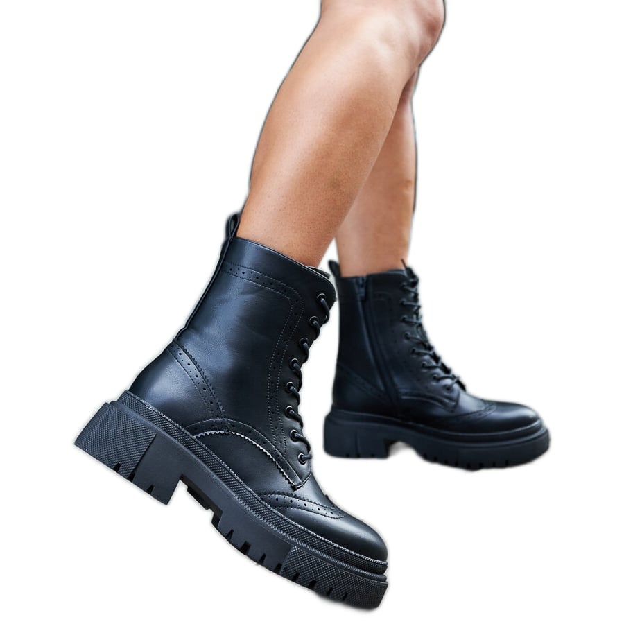 Czarne trapery zdobione przeszyciami Nicla