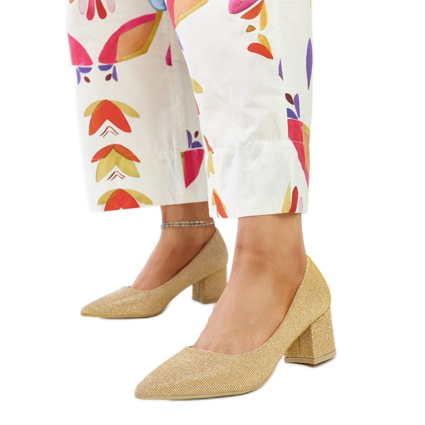 Złote świecące czółenka na słupku Laity złoty