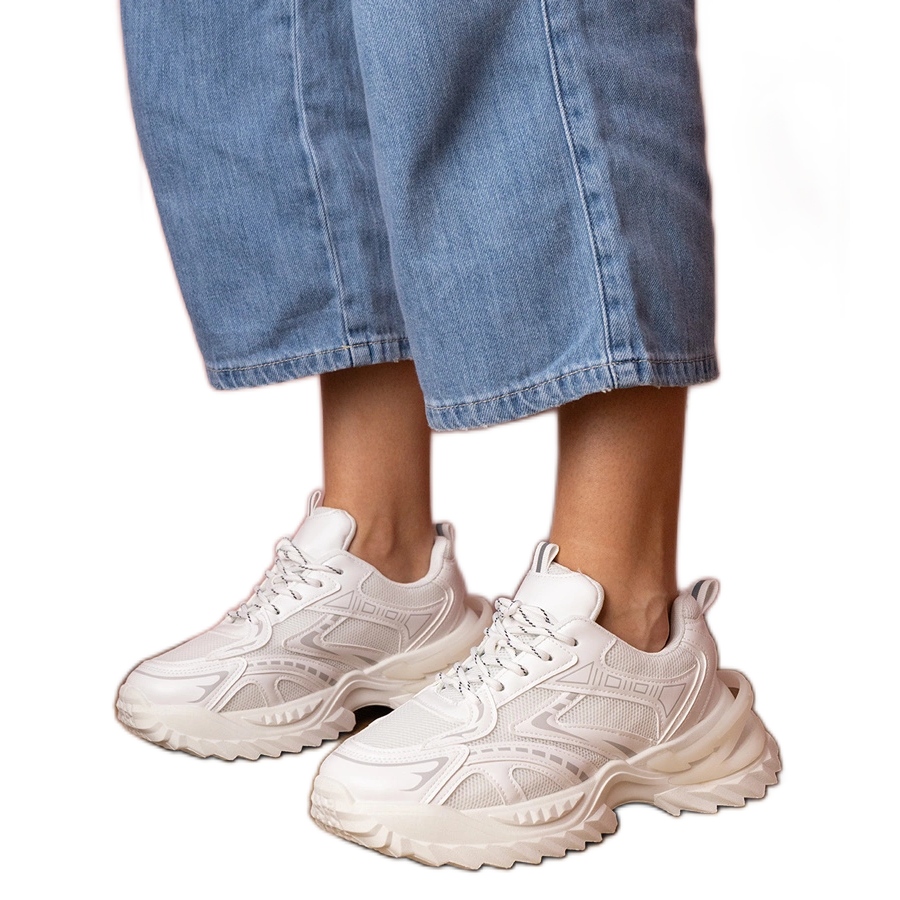 Białe sneakersy sportowe na grubej podeszwie