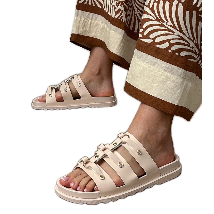 Beżowe klapki rzymskie z ćwiekami beżowy