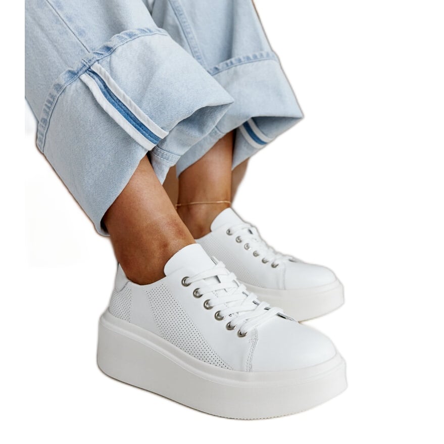 Niebieskie skórzane półbuty z ozdobną klamerką białe