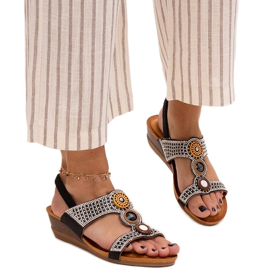 Błyszczące sandały na niskiej koturnie Azeeza czarne