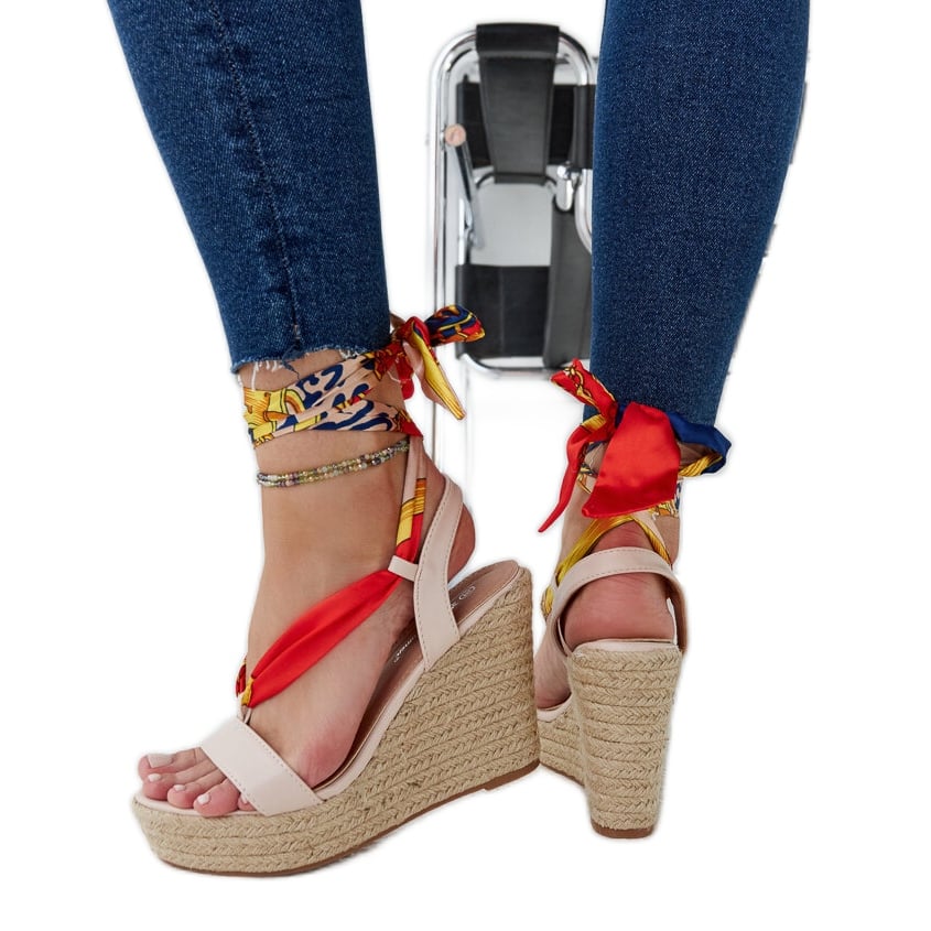 Beżowe wiązane sandałki na koturnie Aziza beżowy