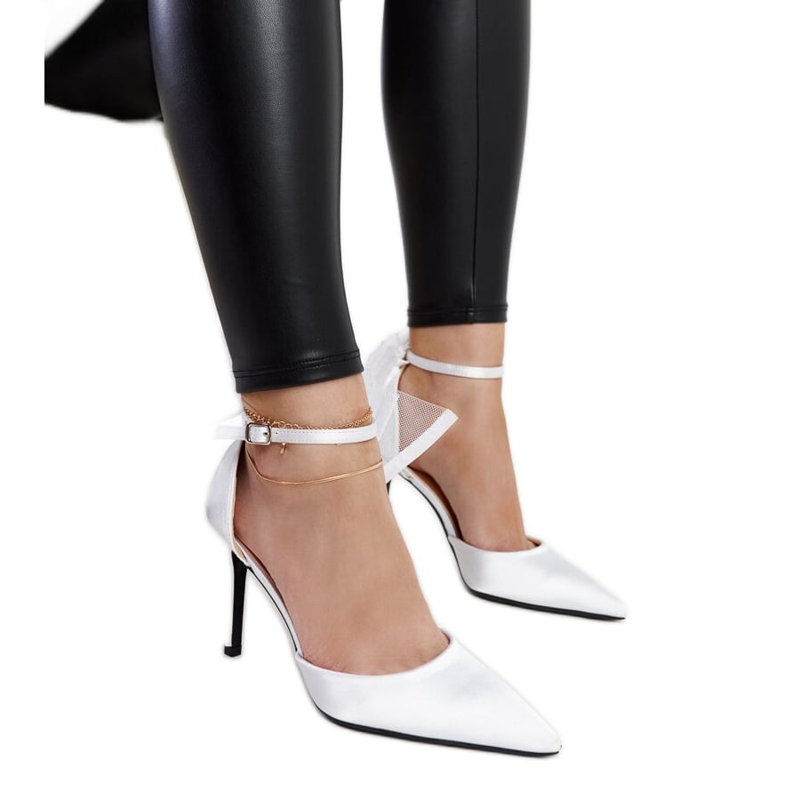 Białe szpilki z kokardą Ilaysa