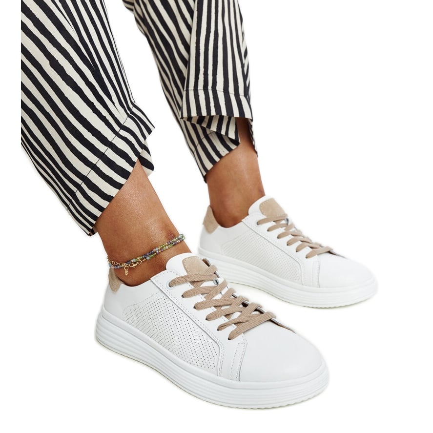 Niebieskie skórzane półbuty z ozdobną klamerką białe