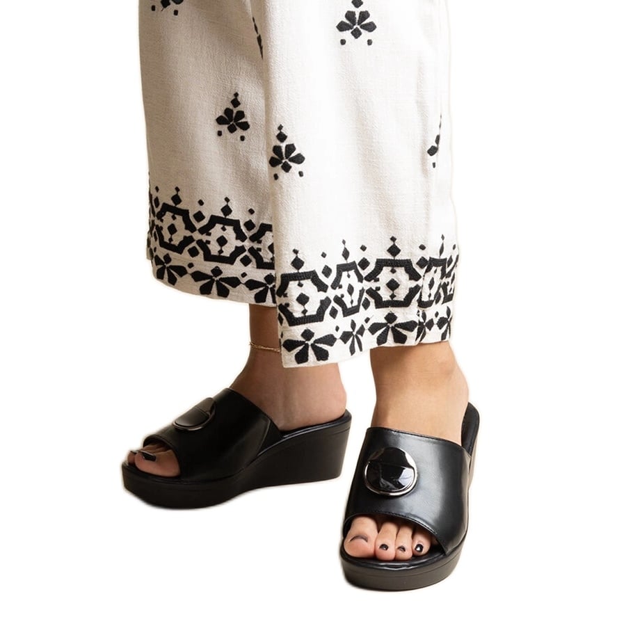 Czarne klapki na koturnie z klamerką Keirenh