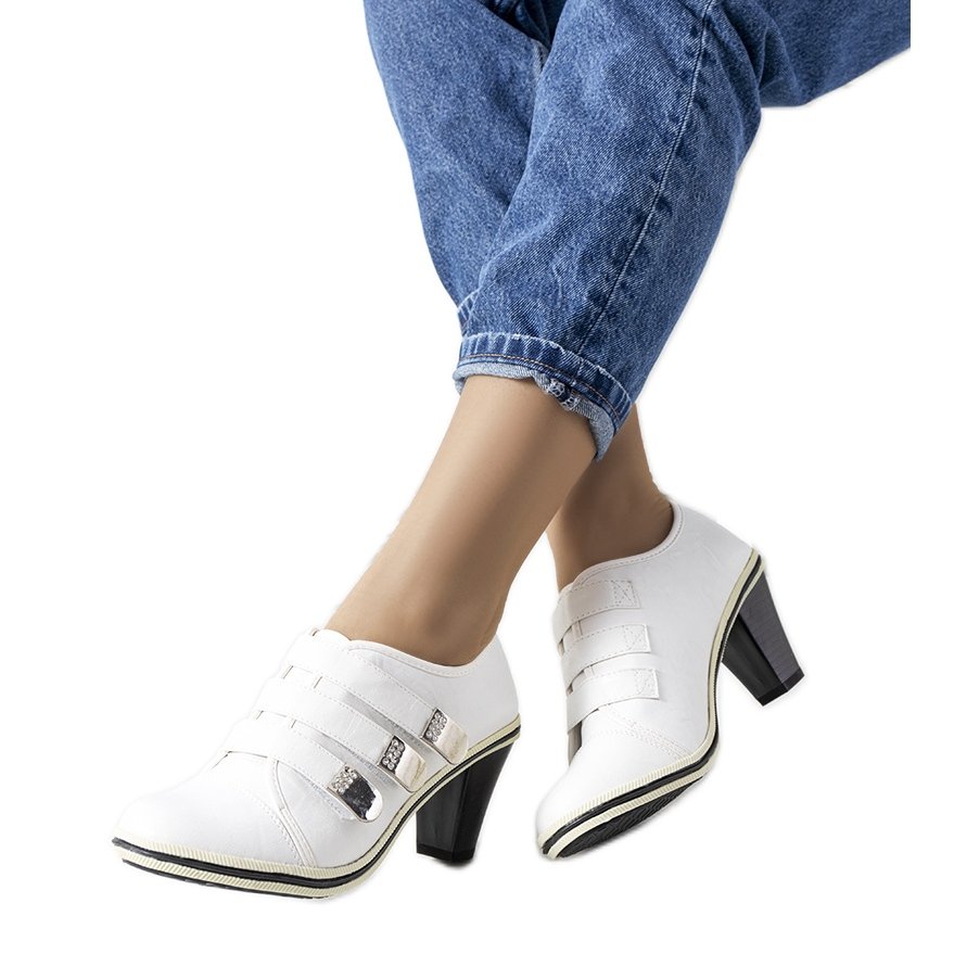 Białe półbuty na słupku Payla