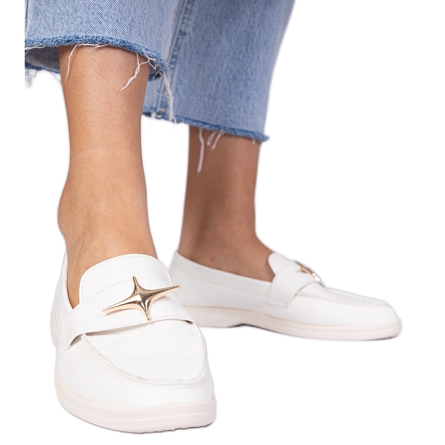 Białe damskie mokasyny ze złotą ozdobą