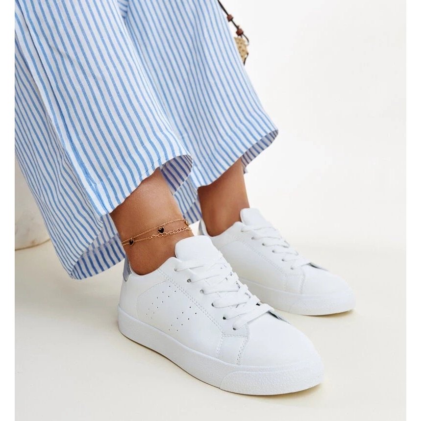 Biało-srebrne sneakersy Akila białe