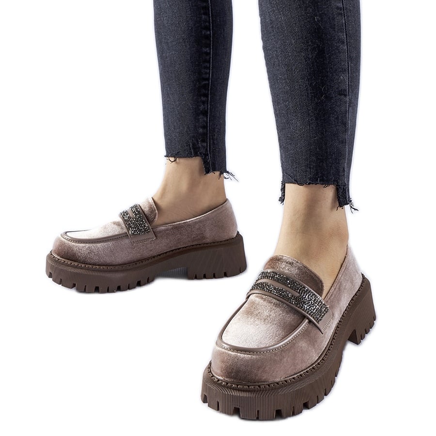 Brązowe mokasyny zdobione cyrkoniami Longuelo beżowy