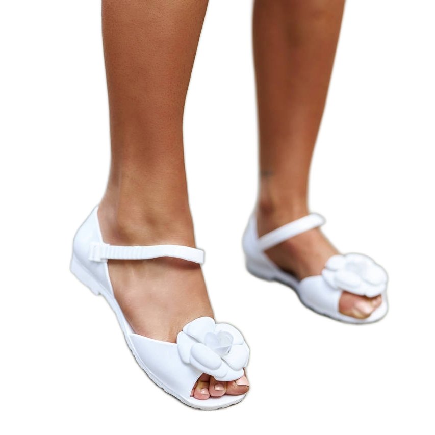 Białe balerinki z kwiatkiem