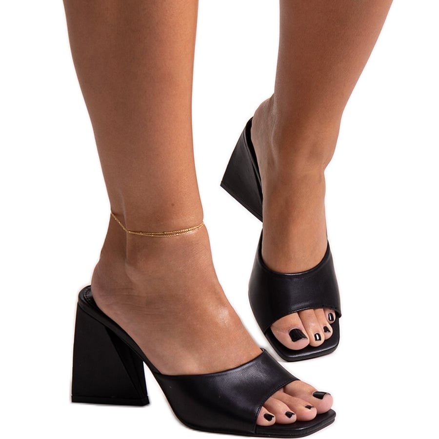 Czarne klapki na słupku Mirella