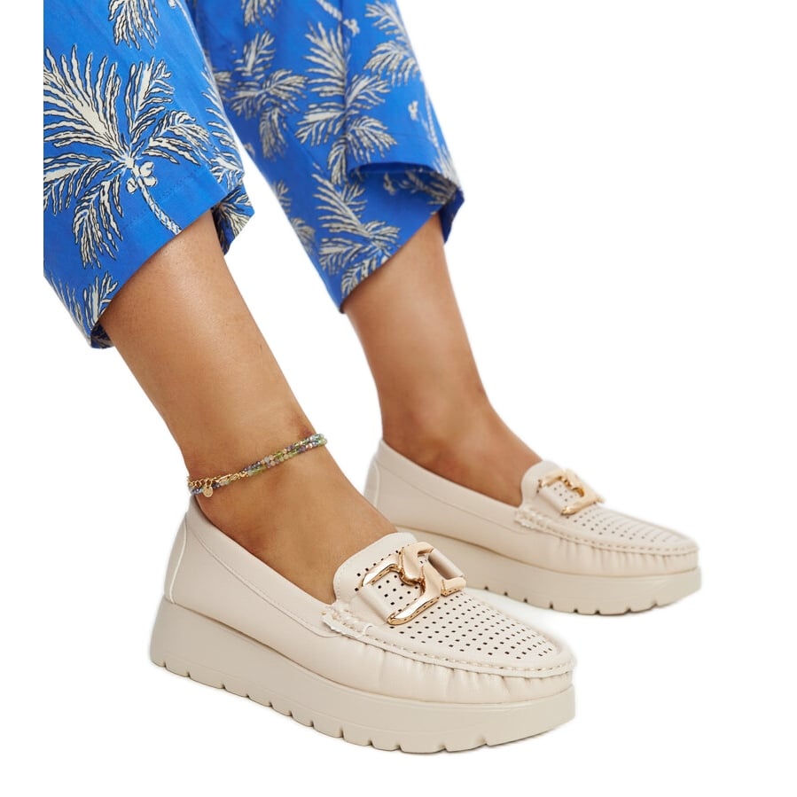 Beżowe skórzane półbuty z ozdobną klamerką beżowy