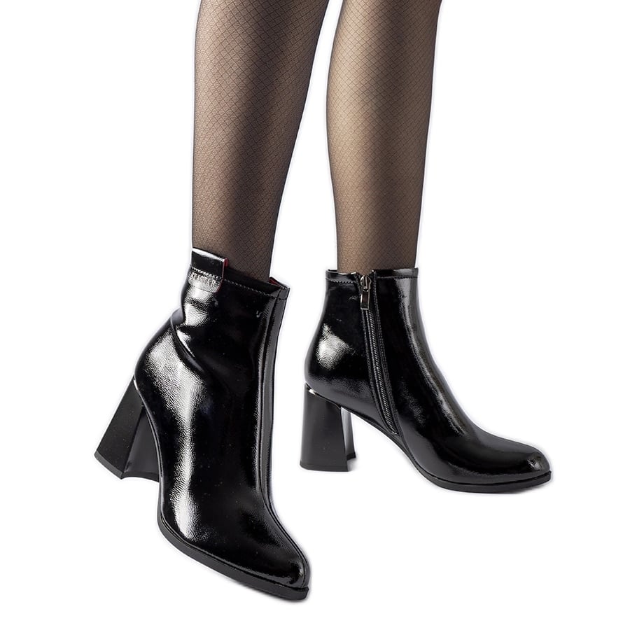 Czarne ocieplane lakierowane botki Carcare