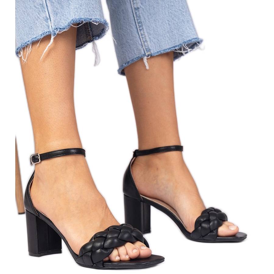 Czarne sandały na słupku zakrytą pietą