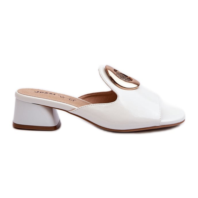 Eleganckie Lakierowane Klapki Damskie Na Niskim Obcasie Ze Złotą Ozdobą Białe Uzimila