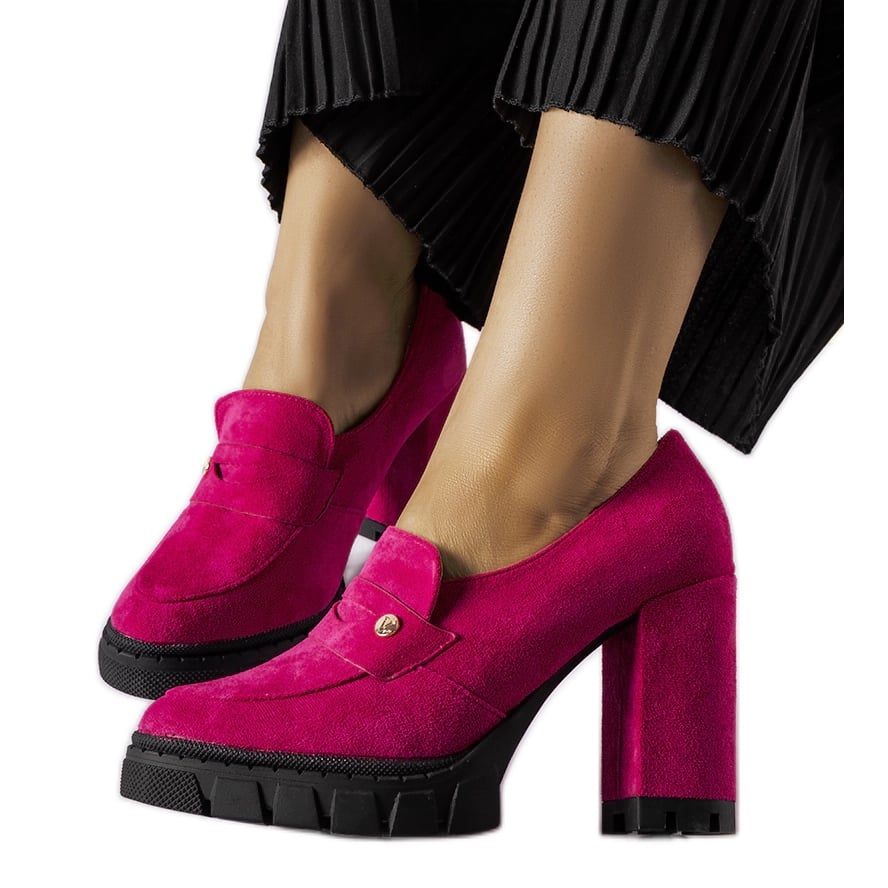 Różowe czółenka na słupku Vinceza