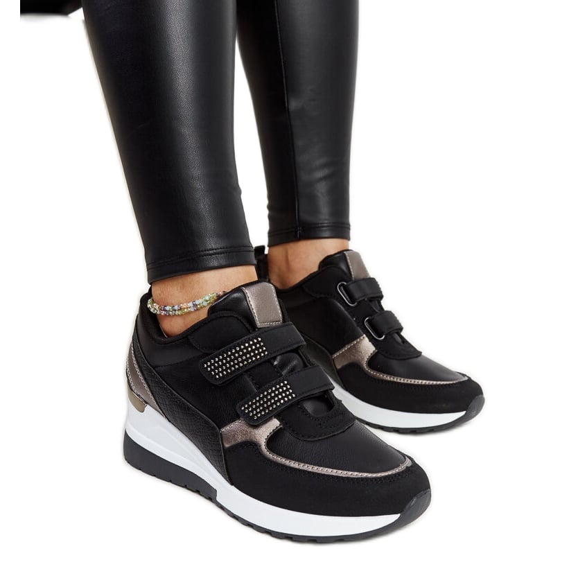 Czarne sneakersy na koturnie zdobione cyrkoniami Asmeret