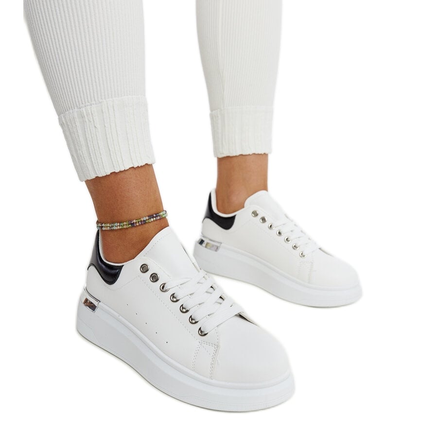 Białe buty sportowe z czarną wstawką Meriana