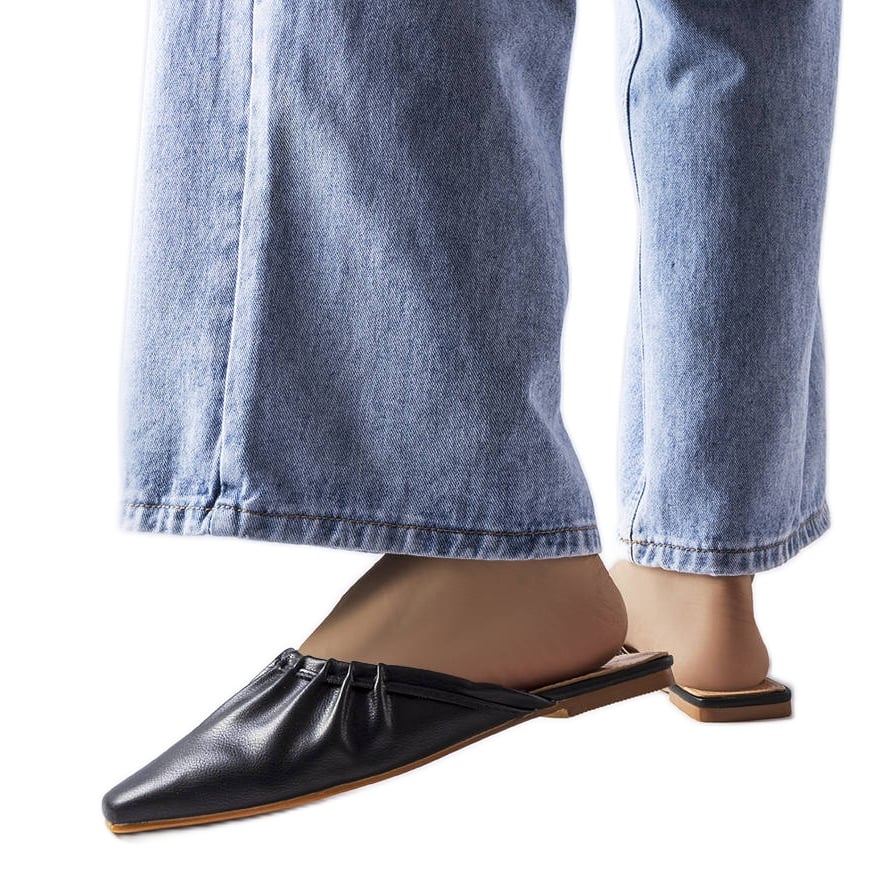 Czarne marszczone klapki z noskiem Aasiaat