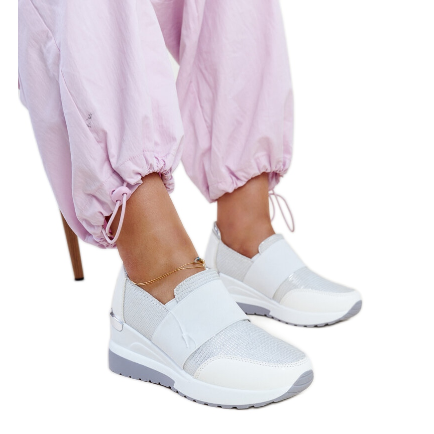 Białe sneakersy na koturnie Kallay