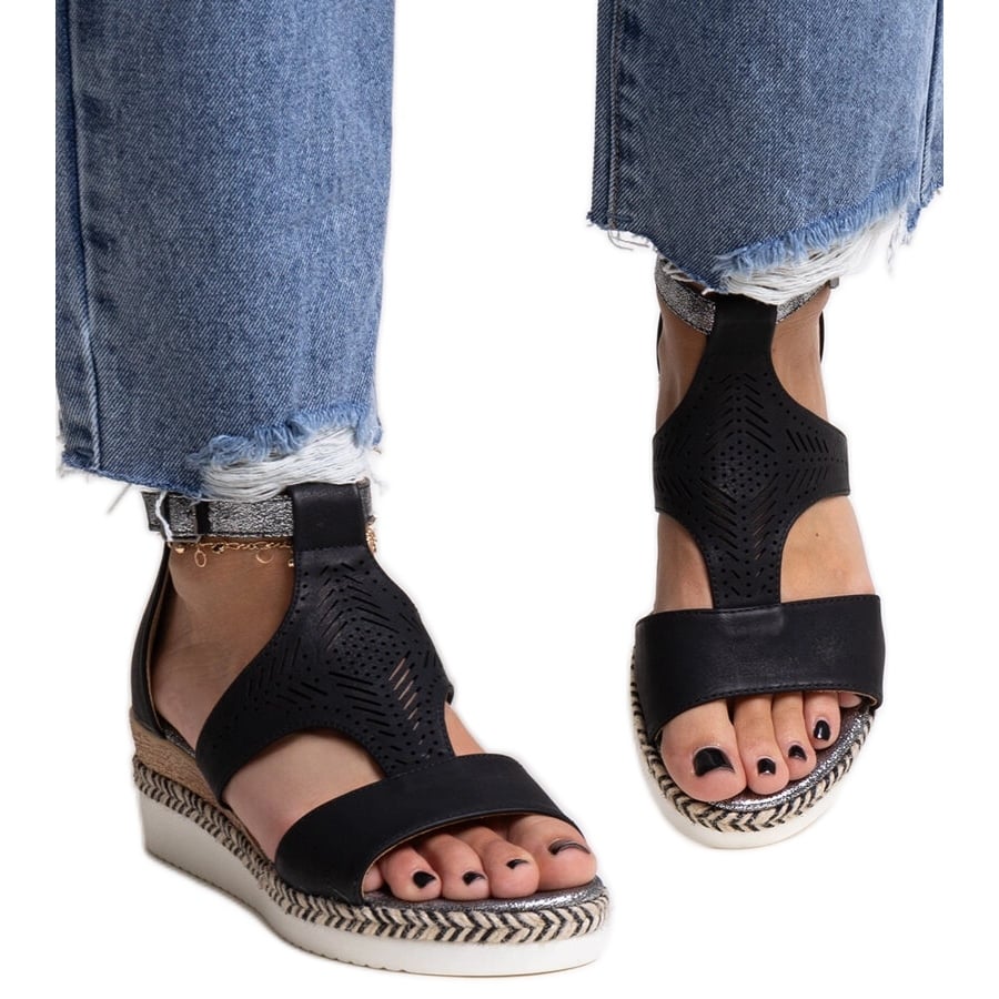 Czarne sandały na niskiej koturnie Tiuma