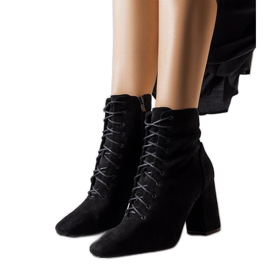 Czarne sznurowane botki na słupku Drouins