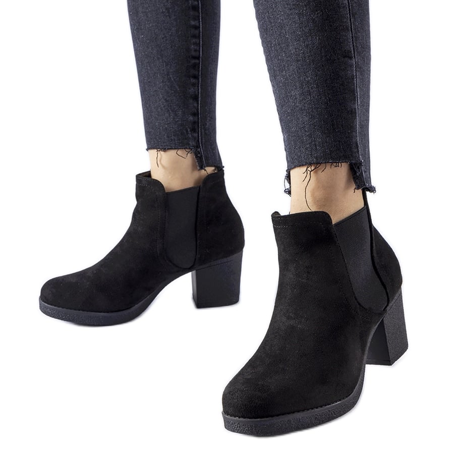 Czarne wsuwane botki na słupku Trevano