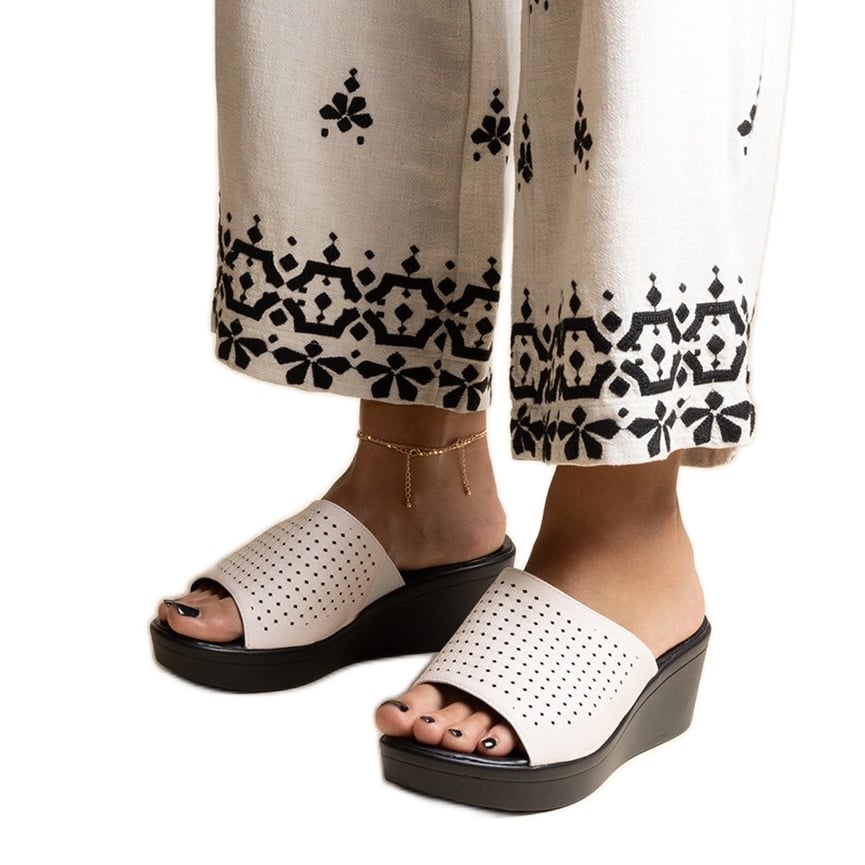 Białe klapki ażurowe na koturnie eko skóra Garvin