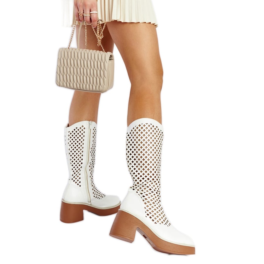 Białe ażurowe kozaki na słupku Anahola